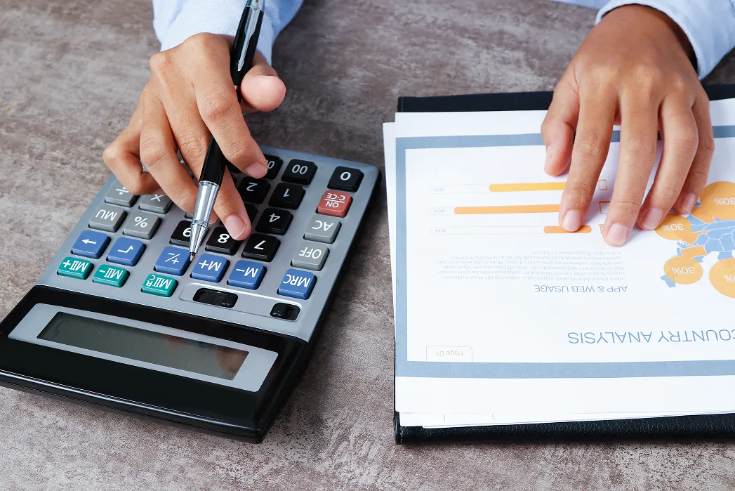 closeup-analyst-using-calculator