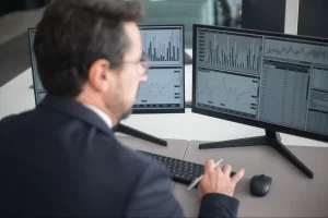 Manufacturing CFO monitoring vendor spend and cost controls
